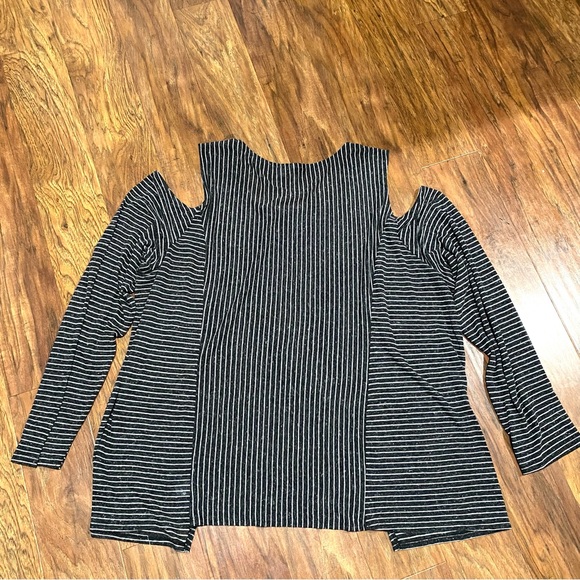 Cato Cold Shoulder Relaxed Fit Top 26/28W - Picture 4 of 6